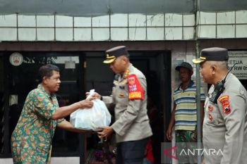 Polresta Surakarta berbagi ratusan paket sembako