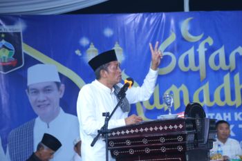 Bupati Lombok Tengah mengajak warga mengurangi sampah plastik