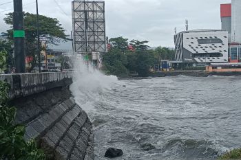 BMKG keluarkan peringatan dini gelombang 2,5 meter di Sulut