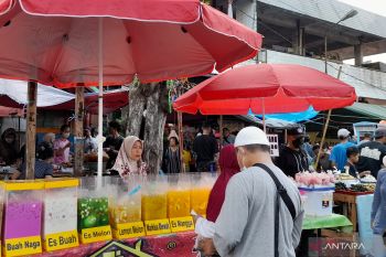 Pasar Rawamangun masih jadi pilihan pemburu takjil