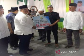 Gubernur Ali Mazi serahkan zakat profesi ASN di Kolaka Utara Rp2,7 miliar