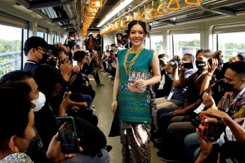 Warga Palembang antusias saksikan trunk show di gerbong LRT