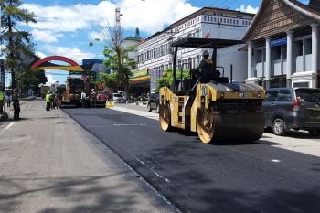 Pemkot Bukittinggi pacu pengaspalan jalan utama jelang Lebaran