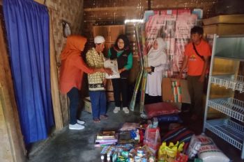 LKS Alamanda beri bantuan kepada penjual sapu keliling di Tanggamus