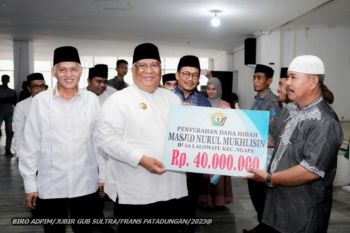 Gubernur Ali Mazi serahkan dana hibah ke 10 masjid di Kolaka Utara