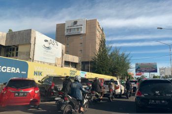 Pemkot Padang tindak parkir liar sebabkan kemacetan di depan Basko Hotel