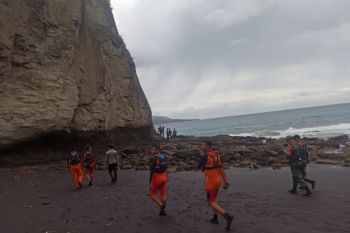 SAR gabungan cari anak hilang terseret ombak di Ende