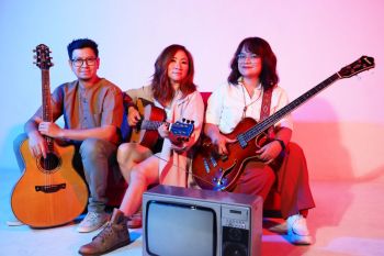 Band D'Cinnamons menggambarkan indahnya jatuh cinta dalam "Kunang-Kunang"