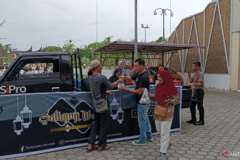 Forum Backstagers Indonesia Berbagi Takjil Gratis di Masjid Raya Sumbar