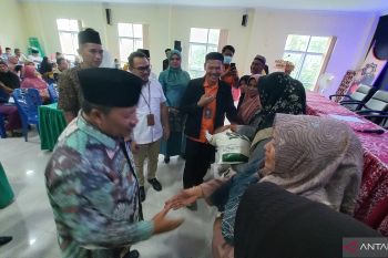 Pemkab Agam salurkan bantuan pangan jelang lebaran di Kantor Pos Biaro