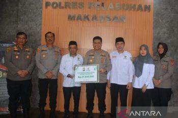 Kapolres Pelabuhan serahkan zakat fitrah kepada 433 personel ke Baznas