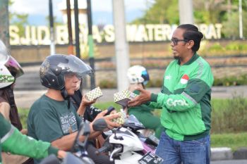 Puluhan Mitra Grab di Padang Meriahkan Ramadan dengan Bagi-Bagi Takjil Gratis