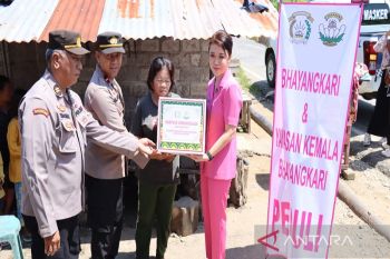 Polres Baubau bagikan bantuan sembako kepada warga kurang mampu