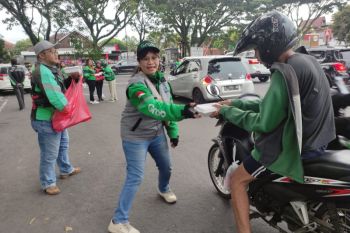 Mitra Grab Malang isi Ramadhan dengan tausiyah dan bagikan takjil