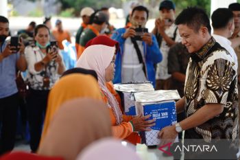 Bupati OKU Timur bagikan 350 paket Lebaran untuk  petugas kebersihan