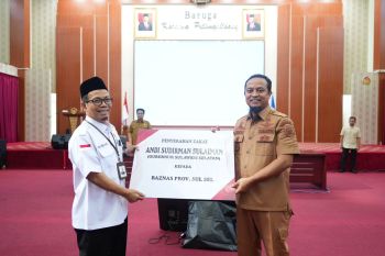 Gubernur Andi Sudirman menyerahkan zakat ke Baznas Sulsel