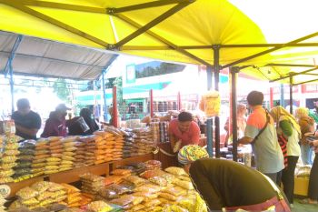 Lapak penjual kue kering di Pasar Murah ramai dikunjungi pembeli