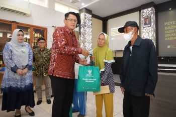 TKPK Sleman memberikan bantuan logistik kepada lansia miskin