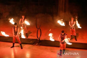 Atraksi tari api jadi hiburan di bulan Ramadhan