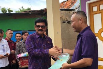 Kementerian ATR/BPN serahkan sertifikat tanah Program PTSL dari rumah ke rumah di Sumsel