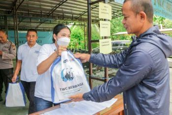 Jelang Lebaran, PT TWC bagikan 1.200 paket sembako bagi warga Borobudur