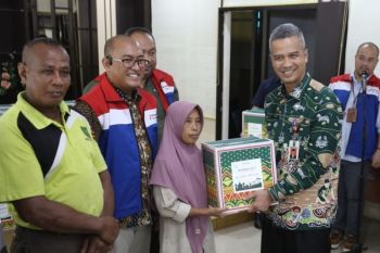 400 petugas kebersihan lingkup Pemprov Riau peroleh paket sembako