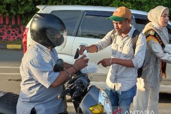 Humas Polda Papua gandeng wartawan membagi takjil di Jayapura