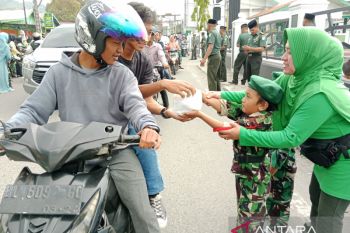 Kodim 0106 Aceh Tengah dan murid TK bagi ratusan takjil untuk warga