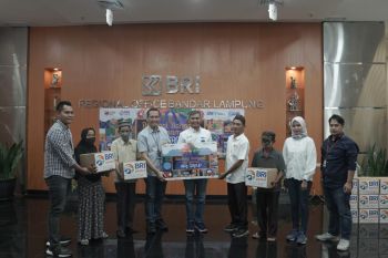 BRI Group berbagi paket sembako untuk masyarakat sekitar