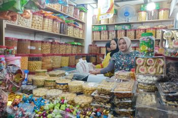 Pendapatan penjual kue kering naik dua kali lipat