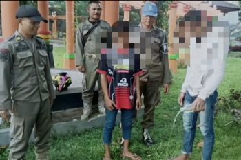 Satpol PP mendapati remaja minum miras di area taman Kapuas