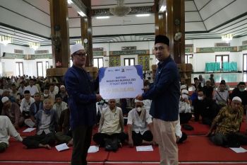 PTBA salurkan bantuan operasional untuk  ratusan masjid dan mushala