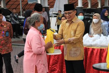 Kemenkumham Jateng  bagikan takjil, tebar berkah Ramadhan