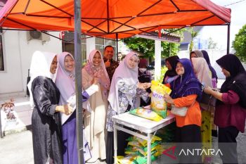 Ratusan warga OKU Timur manfaatkan  pasar sembako murah
