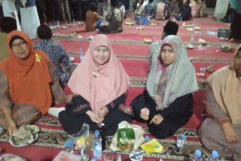 Istri Gubernur  Sumbar makan lesehan saat berbuka bersama warga