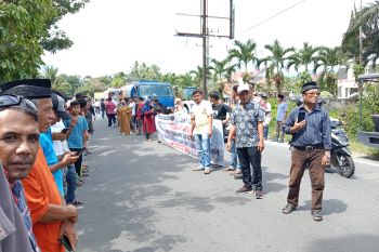 Ratusan masyarakat adat Bawan, Agam tolak kehadiran Ketua LKAAM Sumbar (Video)