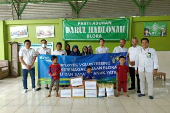 BPJS Ketenagakerjaan Blora bagikan sembako kepada yatim dan dhuafa