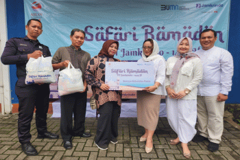 Jamkrindo Sukabumi bagikan paket sembako ke warga