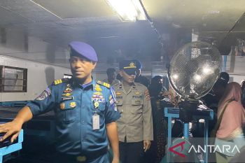 Kepala Pos Pangkalan perahu Kendari pantau arus mudik kapal