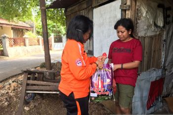 Kemenkumham NTT bagikan 100 paket sembako