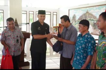 Pemkab Magelang serahkan ratusan paket sembako