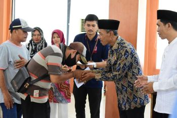 Ratusan petugas kebersihan OKI terima penyaluran zakat dari Baznas