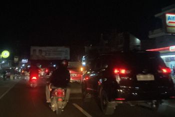 Arus Mudik - Kendaraan roda empat mulai terlihat padat di Jalinsum Lampung