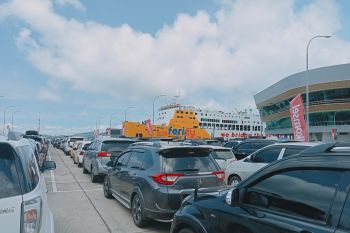 Kendaraan antre masuk kapal feri di Pelabuhan Bakauheni