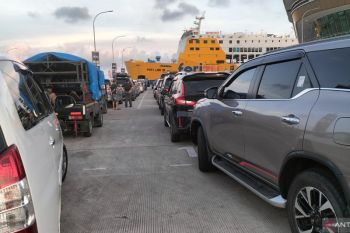 Dermaga Eksekutif Pelabuhan Bakauheni Lampung ramai antrean kendaraan