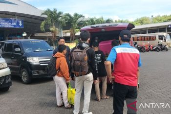Arus Mudik - Jumlah penumpang di Pelabuhan Bakauheni Lampung meningkat pada H-7 Lebaran