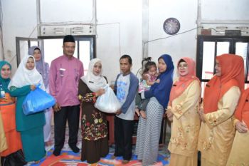 TP PKK Agam serahkan bahan kebutuhan pokok bagi penderita stunting