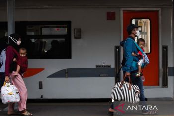 Pemudik kereta api di stasiun Surabaya