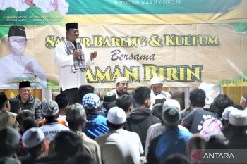 Paman Birin sahur bersama warga Desa Mandi Kapau Barat