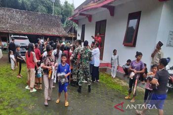 Kodim  0724 Boyolali bagikan ratusan pakaian dan sembako warga Merbabu